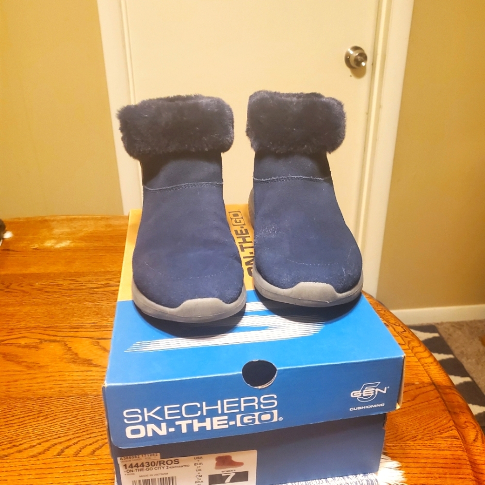 Skechers on the go size 7 navy blue